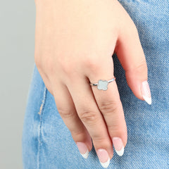Zilveren Clover fidget ring gedragen aan hand op jeans, subtiel en modern design
