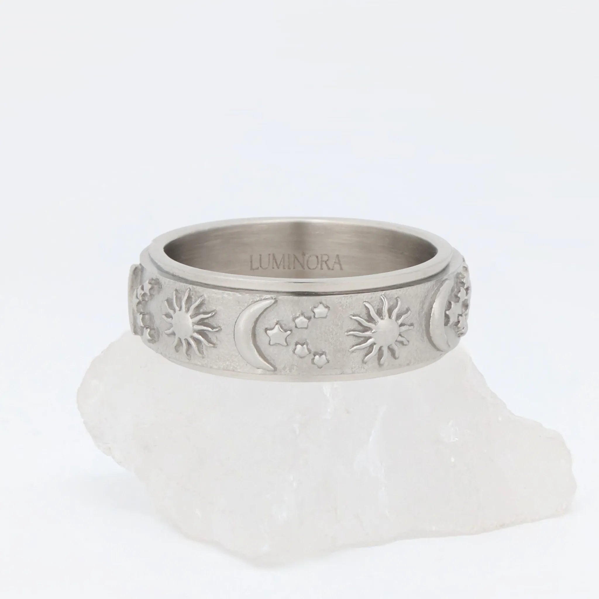 Zilveren Cosmic fidget ring van stainless steel met maan-, zon- en stergravures op witte steen – Luminora