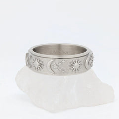 Zilveren Cosmic fidget ring van stainless steel met maan-, zon- en stergravures op witte steen – Luminora