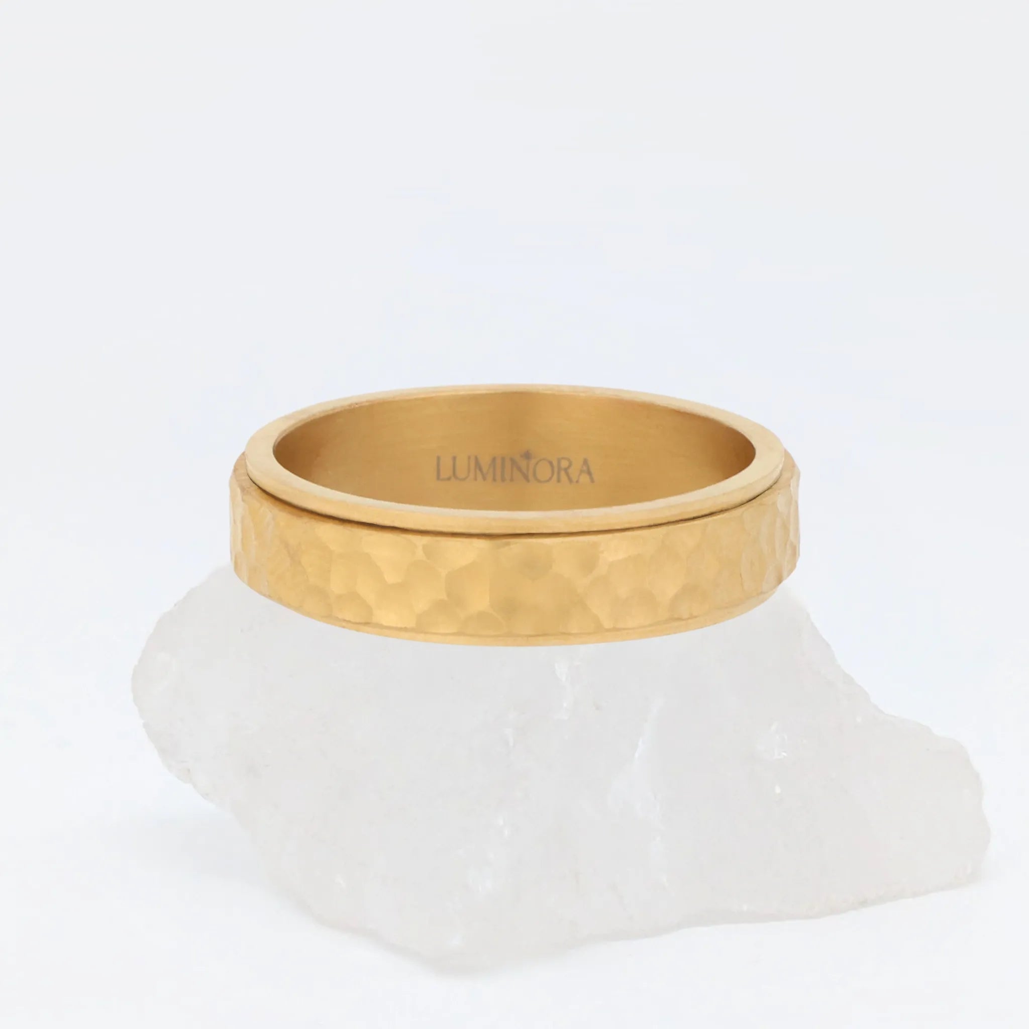 Gouden Echo fidget ring van stainless steel met gehamerd oppervlak en matte glans – Luminora