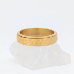 Gouden Echo fidget ring van stainless steel met gehamerd oppervlak en matte glans – Luminora