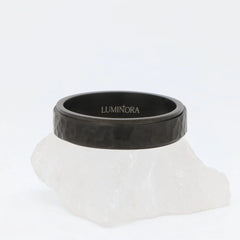 Zwarte Echo fidget ring van stainless steel met gehamerd mat oppervlak – Luminora