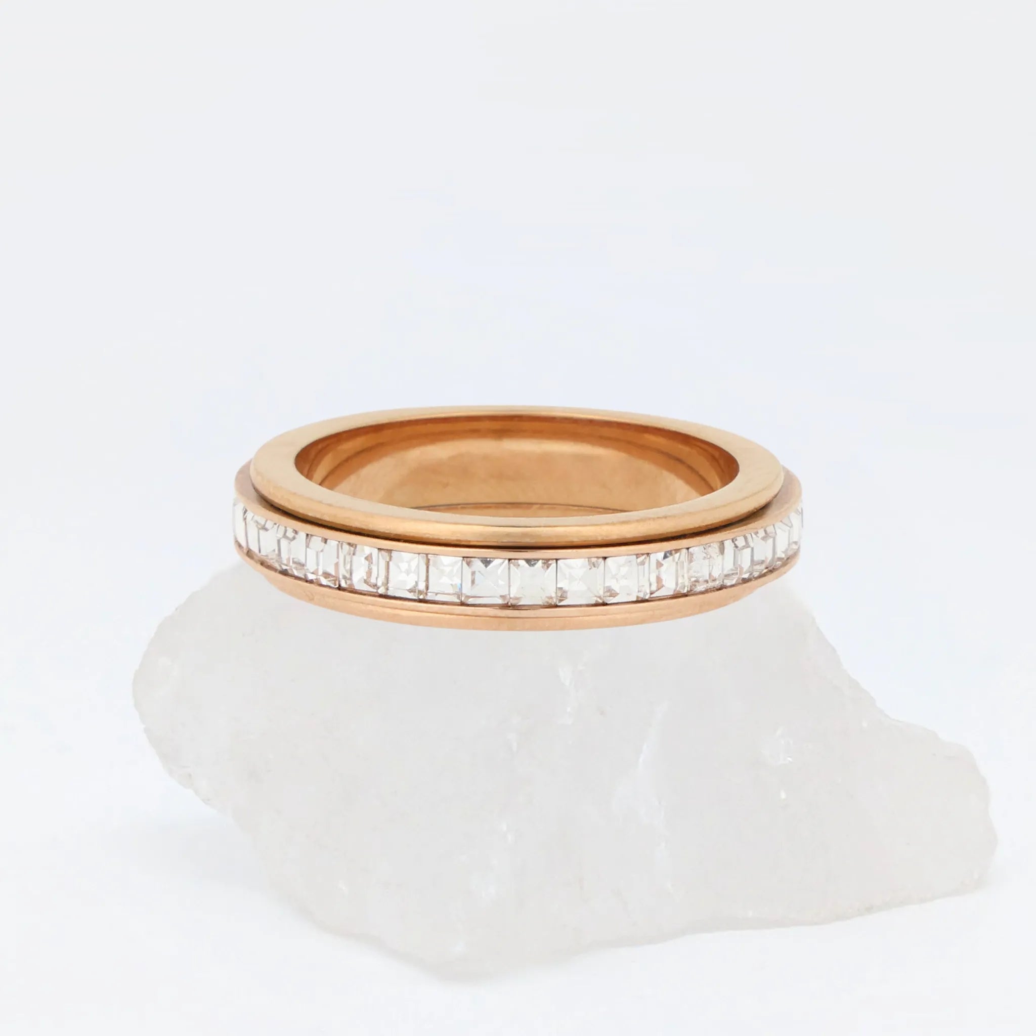 Roségouden Elevate fidget ring van stainless steel met ingelegde kristallen in glanzende afwerking – Luminora