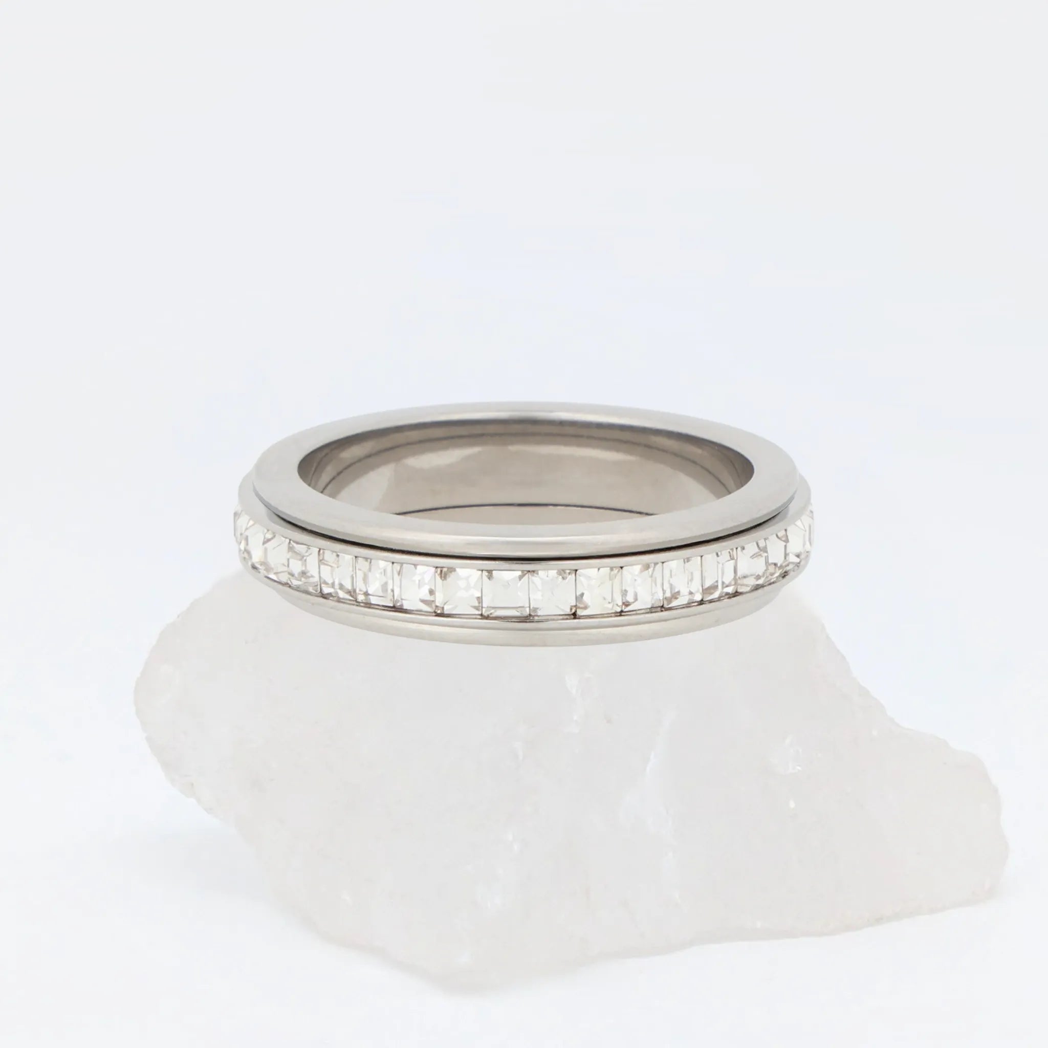 Zilveren Elevate fidget ring van stainless steel met heldere vierkante kristallen – Luminora