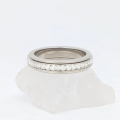 Zilveren Elevate fidget ring van stainless steel met heldere vierkante kristallen – Luminora