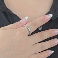 Animatie van zilveren Haven fidget ring met ronddraaiende kristallenrand en verfijnde glans