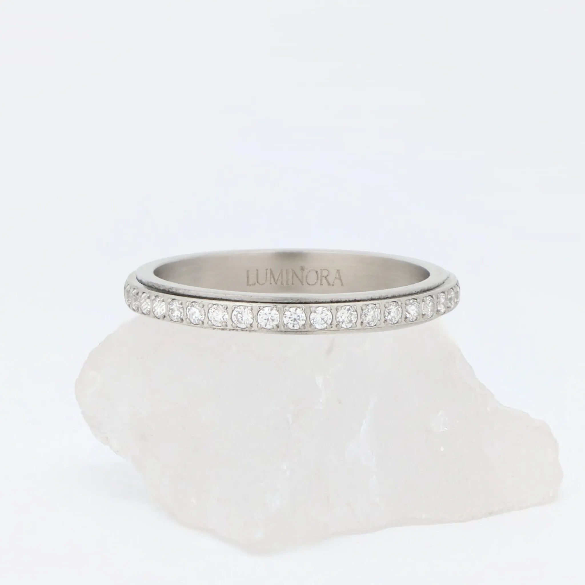 Haven fidget ring in zilverkleurig stainless steel met dunne band en subtiele kristallen – Luminora