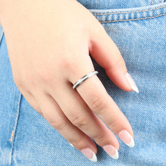 Dunne zilveren Haven fidget ring gedragen aan hand op denim jeans, minimalistisch en stijlvol