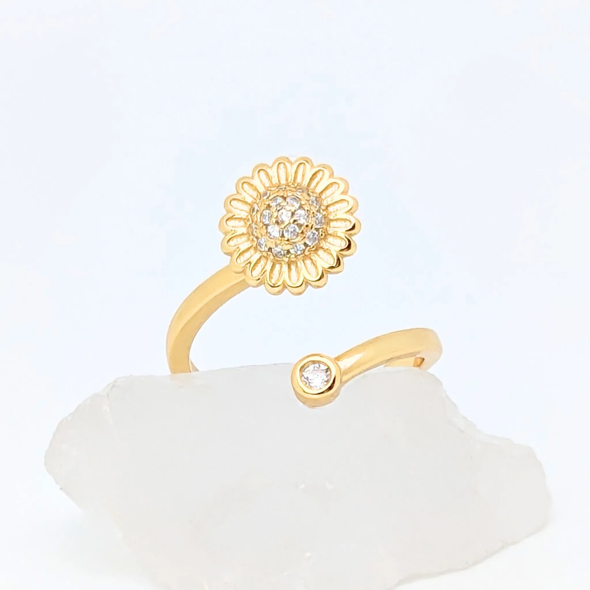 Goudkleurige Lotus fidget ring met bloemvormig design en glanzend kristal, verstelbaar gold plated ontwerp – Luminora