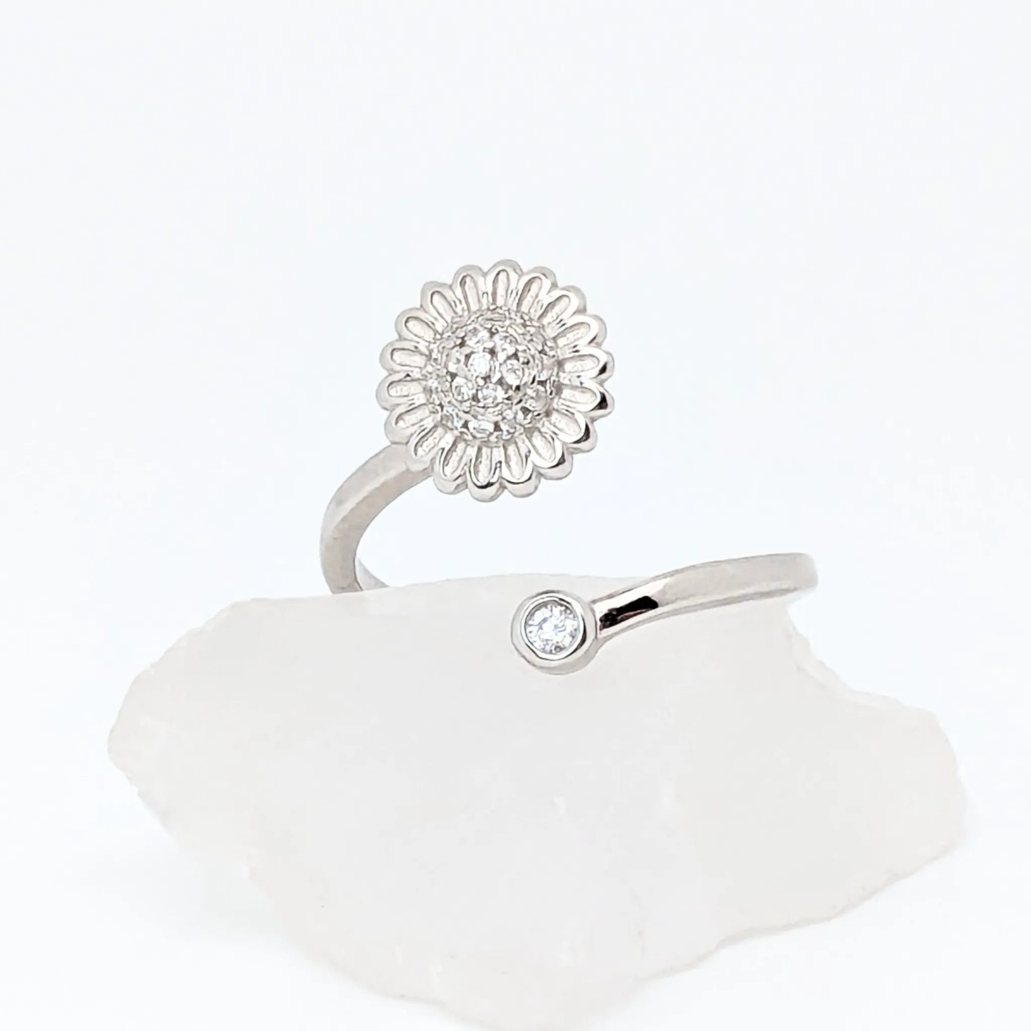 Verstelbare zilverkleurige Lotus fidget ring met bloemdesign en glinsterend kristal, silver plated afwerking – Luminora