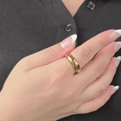 Animatie van gouden Nova fidget ring met draaiende gehamerde band