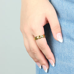 Gouden Nova fidget ring met gehamerde band, gedragen bij denim in natuurlijk licht