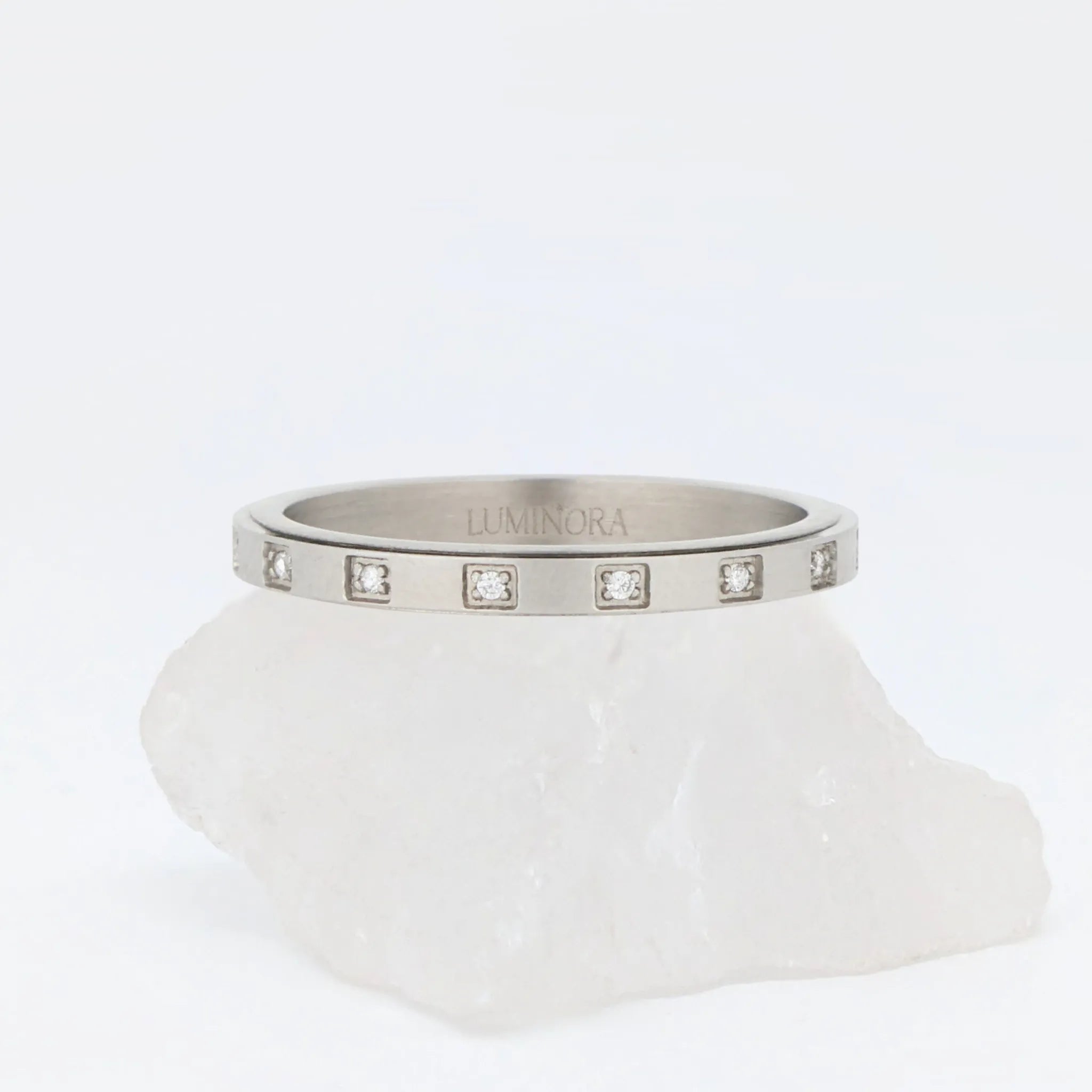 Close-up van zilveren Raya fidget ring met ingelegde kristallen in roestvrij staal – elegant accessoire voor stressverlichting