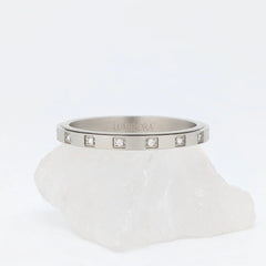 Close-up van zilveren Raya fidget ring met ingelegde kristallen in roestvrij staal – elegant accessoire voor stressverlichting