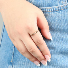 Roségouden Bead fidget ring gedragen door vrouw, gefotografeerd in warme natuurlijke tinten