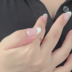 Animatie van roségouden Sakura fidget ring met roze bloem en glinsterende steen in het midden – verstelbaar ontwerp voor stressverlichting Luminora