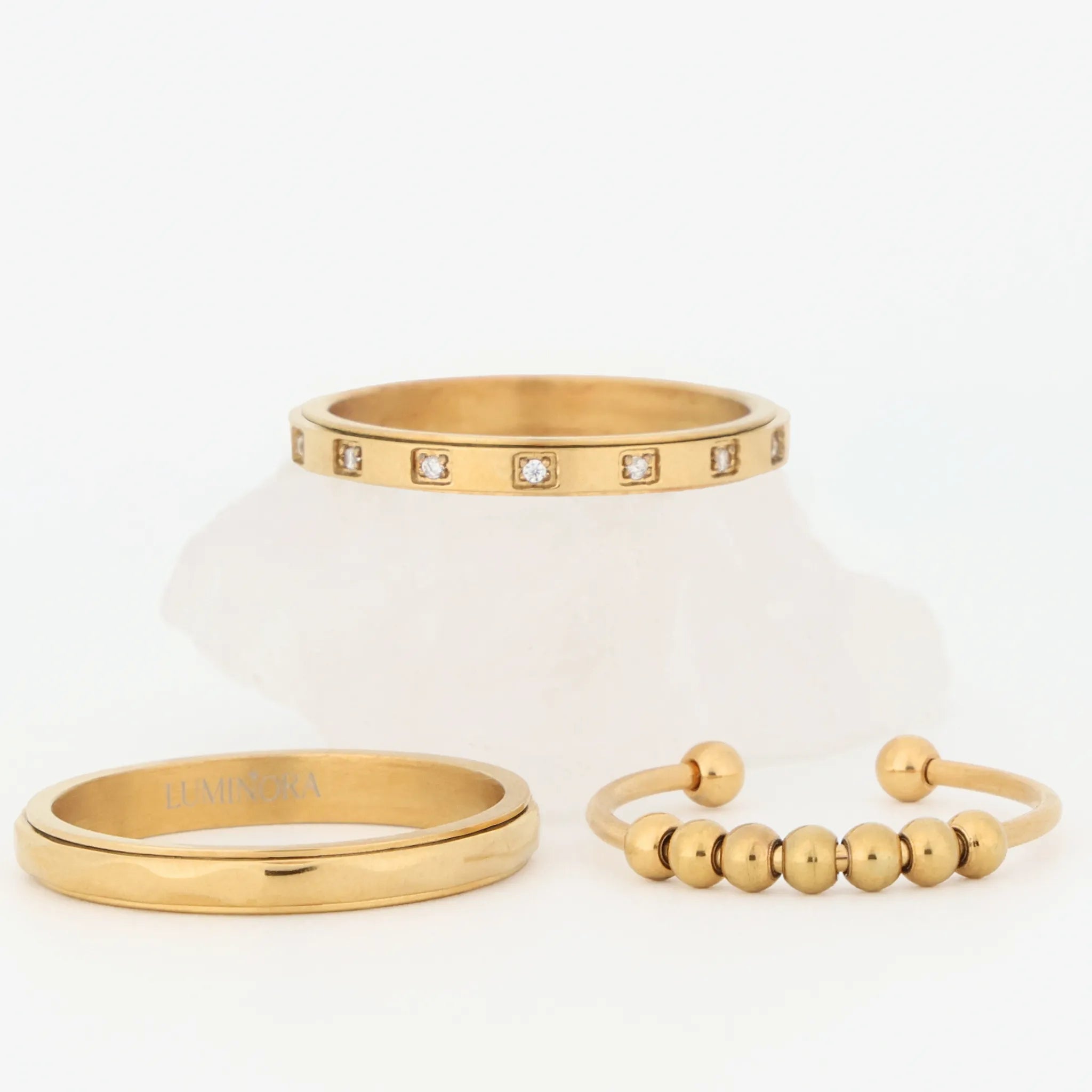 Dawn Bundel met Raya Ring, Amara Ring en Bead Ring in goudkleurig stainless steel, studio close-up – Luminora