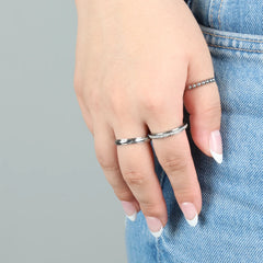 Drie fidget ringen uit de Essentials Bundel gedragen aan hand op denim jeans, elegante en rustgevende stijl