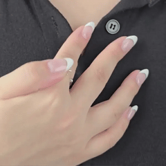 Animatie van de zilveren Solar fidget ring met zonvormig design en glanzende steen – verstelbare ring voor rust en focus