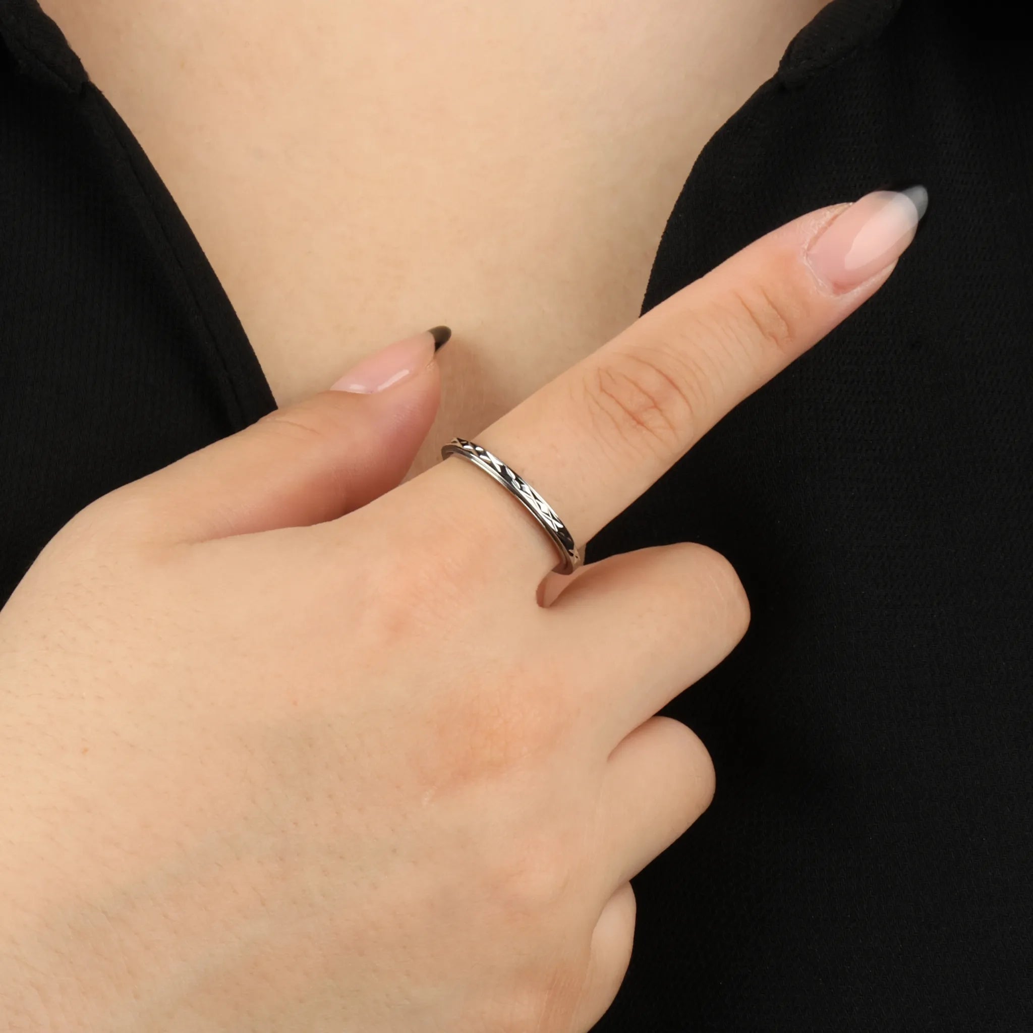 Grace anxiety ring in zilver met gehamerd reliëf – dun design verlicht stress – Luminora