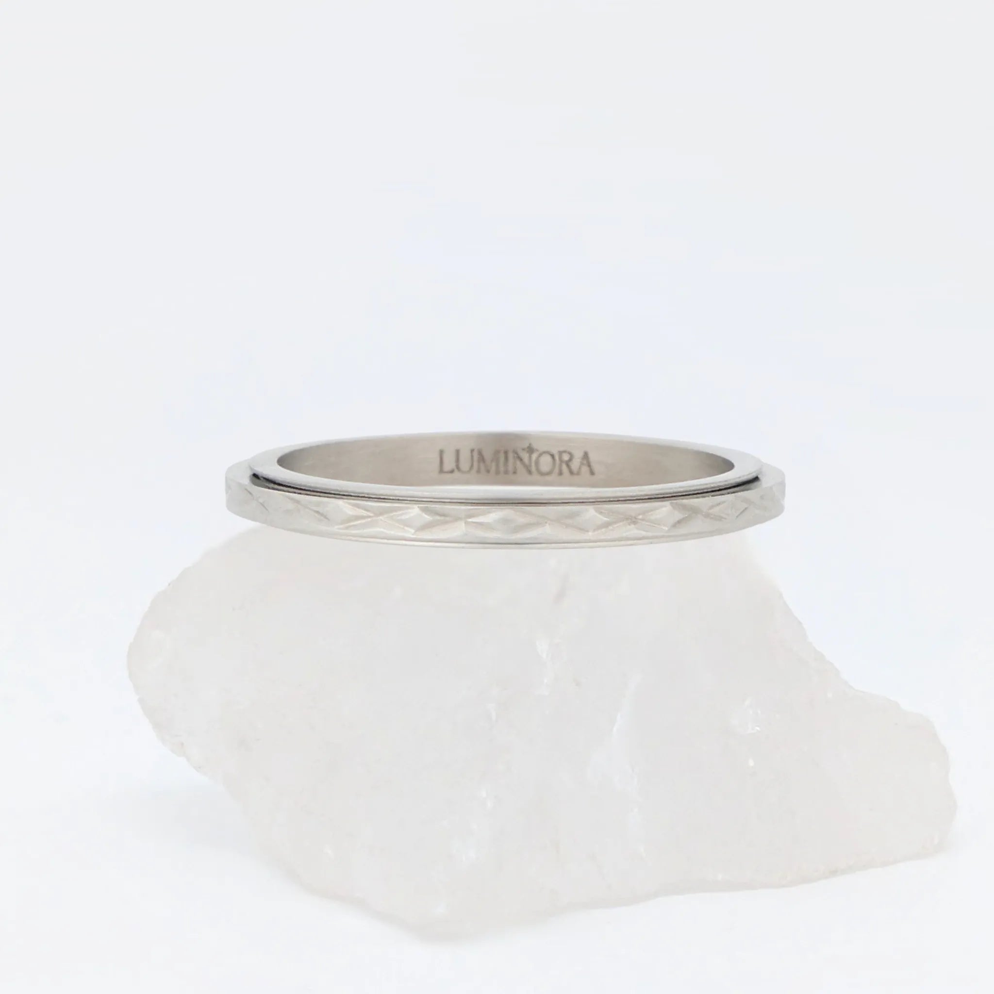 Grace fidget ring in zilver met subtiel gehamerd reliëf – dun en kalmerend – Luminora