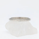 Grace fidget ring in zilver met subtiel gehamerd reliëf – dun en kalmerend – Luminora