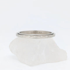 Grace fidget ring in zilver met subtiel gehamerd reliëf – dun en kalmerend – Luminora