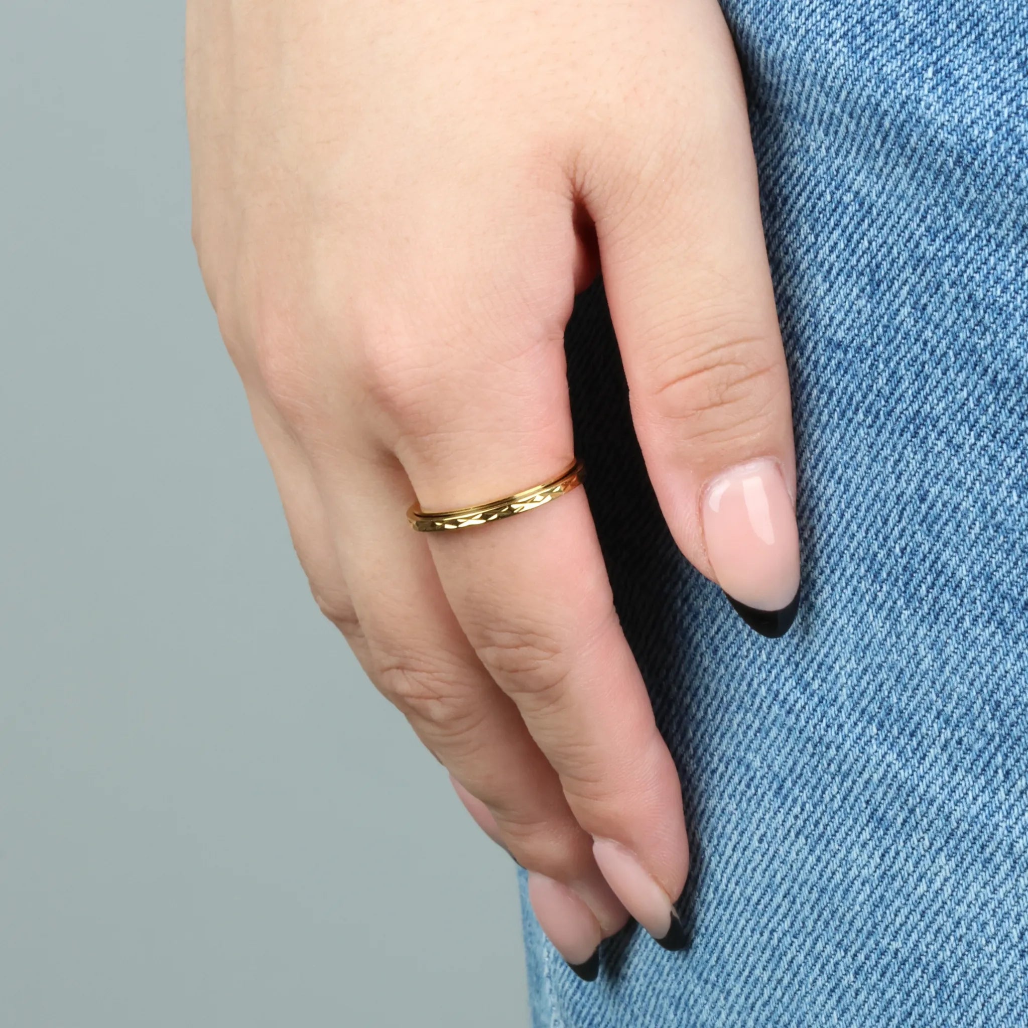 Grace stress ring in goud met dun ontwerp voor ontspanning en rust – Luminora