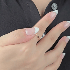 Product GIF van de Halo fidget ring waarbij het vierkante element met de parel soepel ronddraait tegen stress en angst.