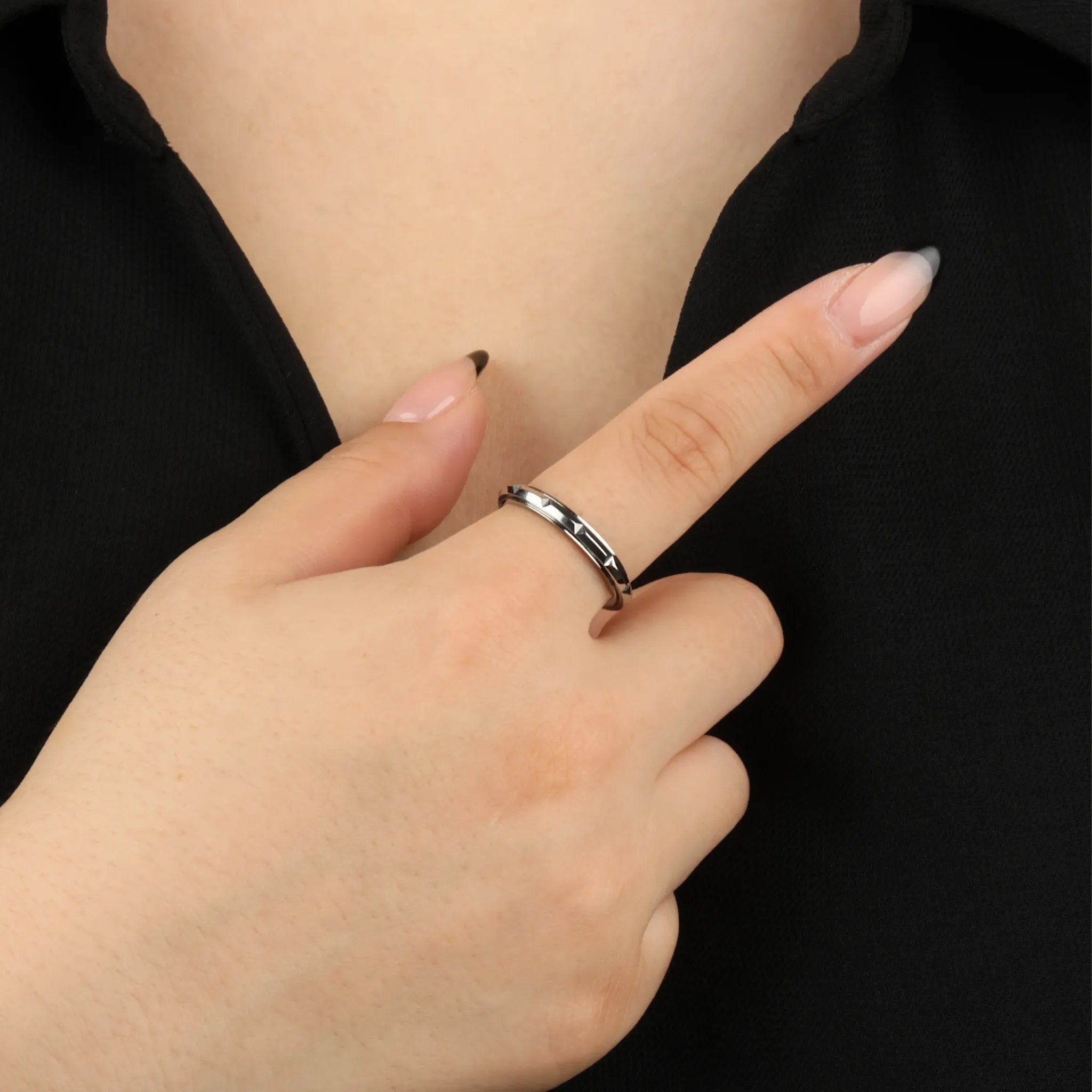 Zilveren Hexa anxiety ring met zeshoek-detail gedragen bij zwart shirt – Luminora