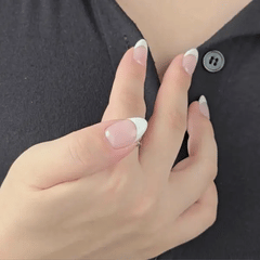 Product GIF van de Iris fidget ring waarbij de kristallen bloem soepel wordt rondgedraaid als ontspanning tegen stress.