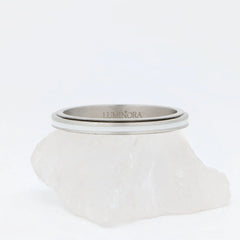 Ivory fidget ring in zilver met dunne witte lijn – minimalistisch en rustgevend – Luminora