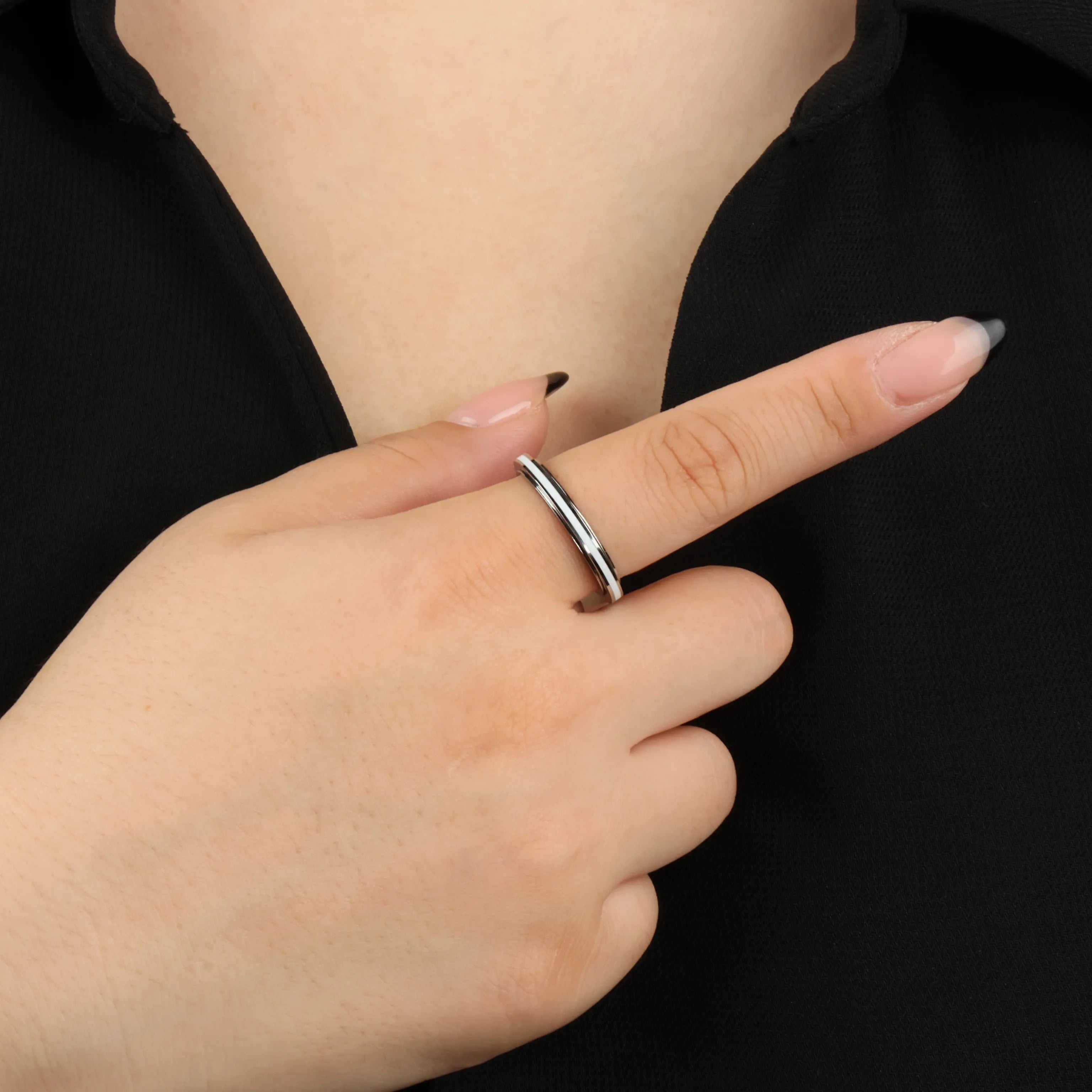 Close-up van zilveren Ivory stress ring met witte lijn, ideaal voor stressverlichting – Luminora