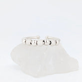 Zilveren Ivy Bead fidget ring met glanzende en geribbelde kralen op witte steen – Luminora