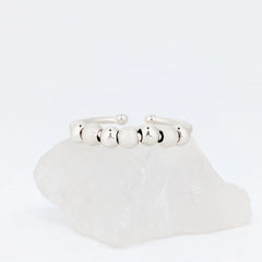 Zilveren Ivy Bead fidget ring met glanzende en geribbelde kralen op witte steen – Luminora