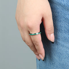 Zilveren Jade fidget ring met groene lijn, gedragen aan hand met spijkerbroek – Luminora