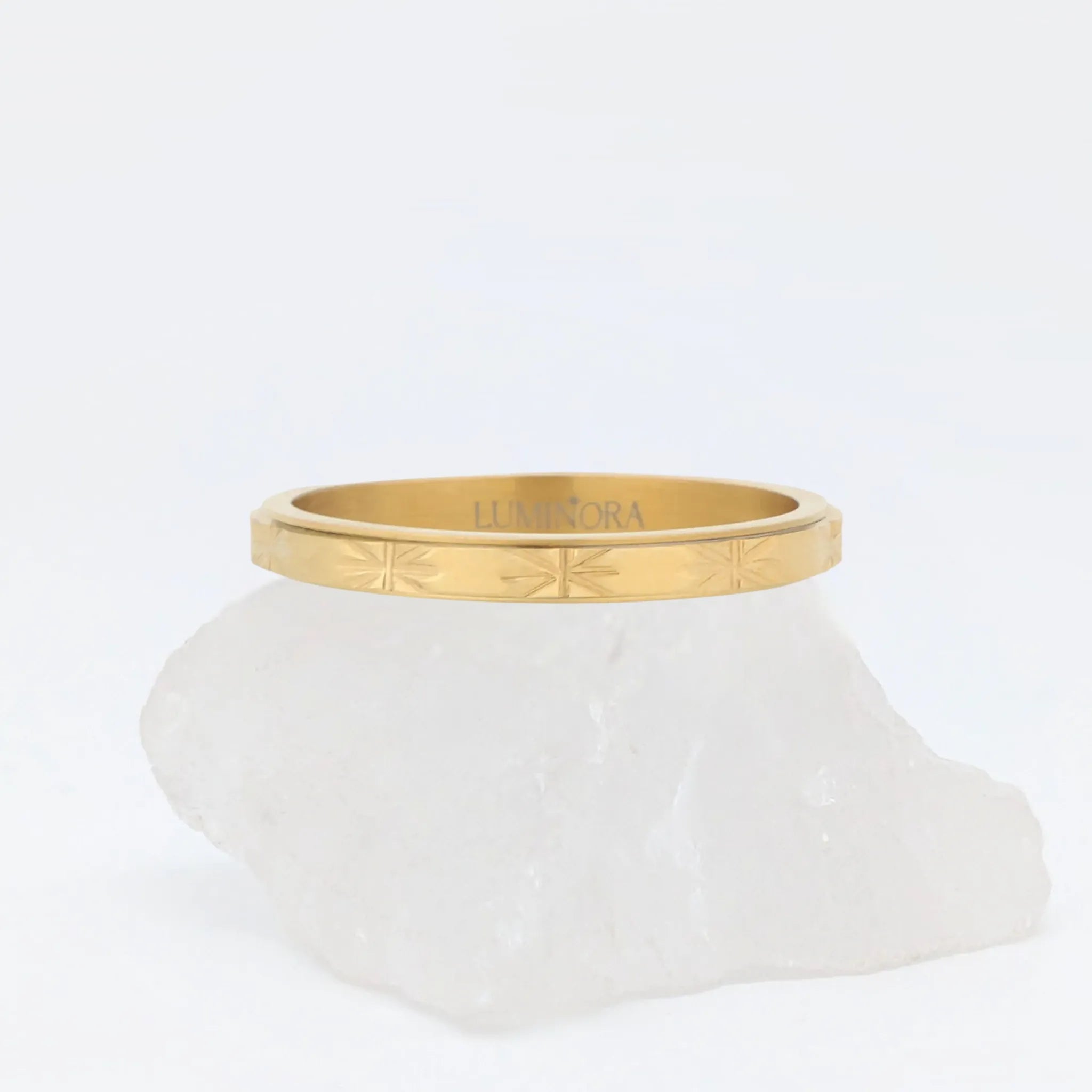 Gouden Lila anxiety ring met verfijnde stergravure voor rust en ontspanning – Luminora