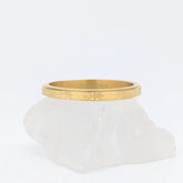 Gouden Lila anxiety ring met verfijnde stergravure voor rust en ontspanning – Luminora