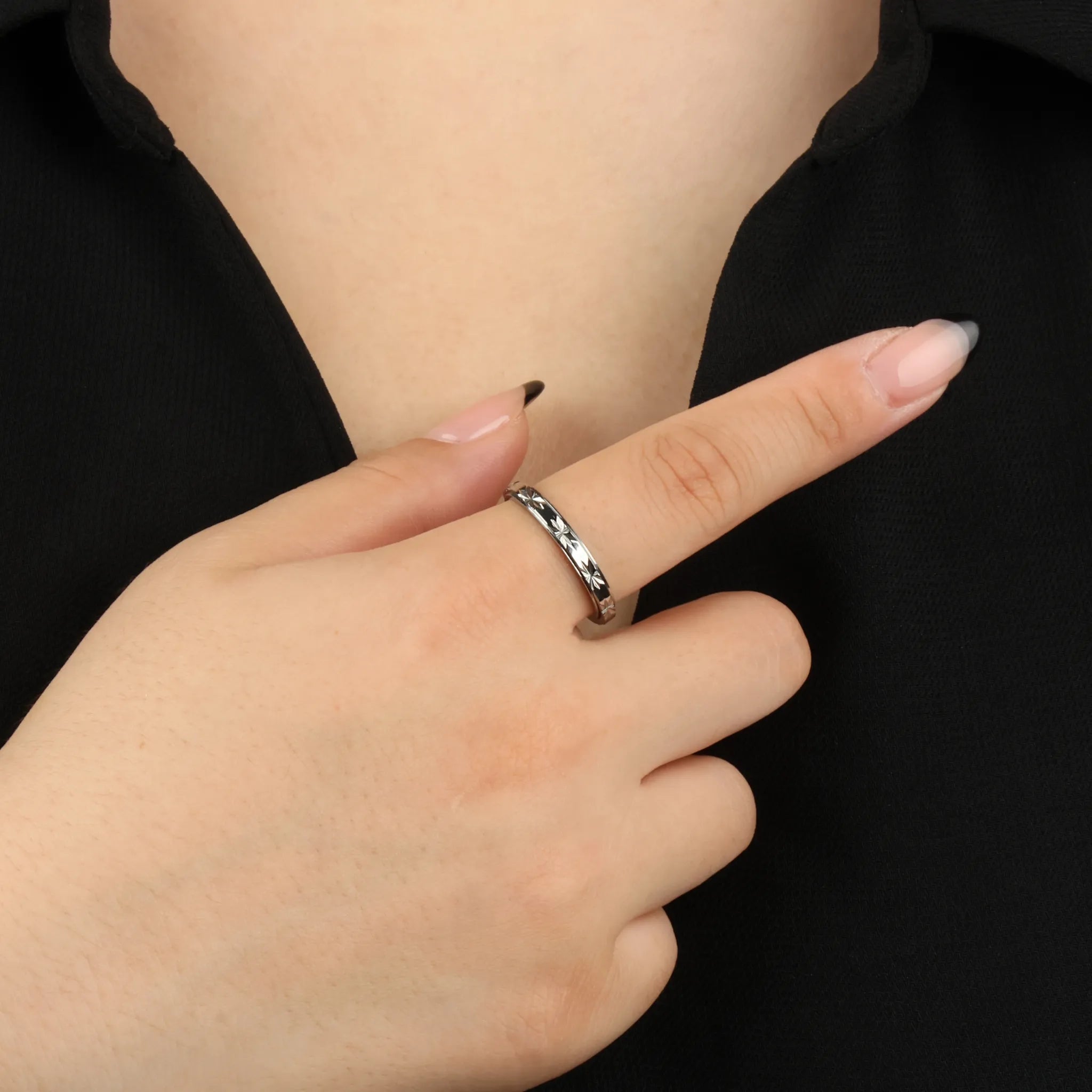 Zilveren Lila anxiety ring om vrouwvinger, gedragen bij zwart shirt – Luminora