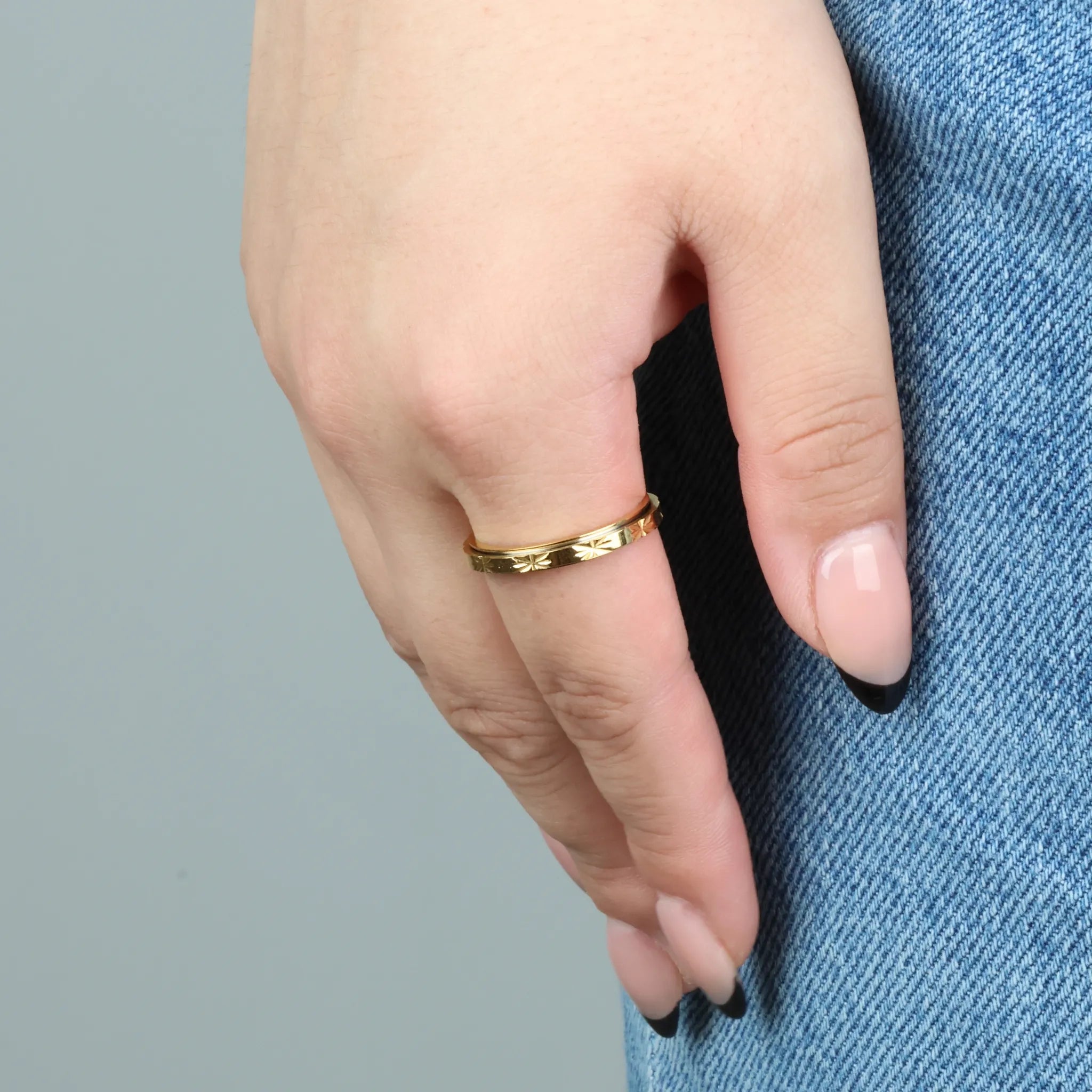 Gouden Lila fidget ring gedragen op spijkerbroek, helpt ontspannen – Luminora