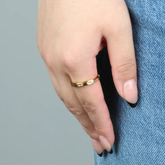 Gouden Lila fidget ring gedragen op spijkerbroek, helpt ontspannen – Luminora