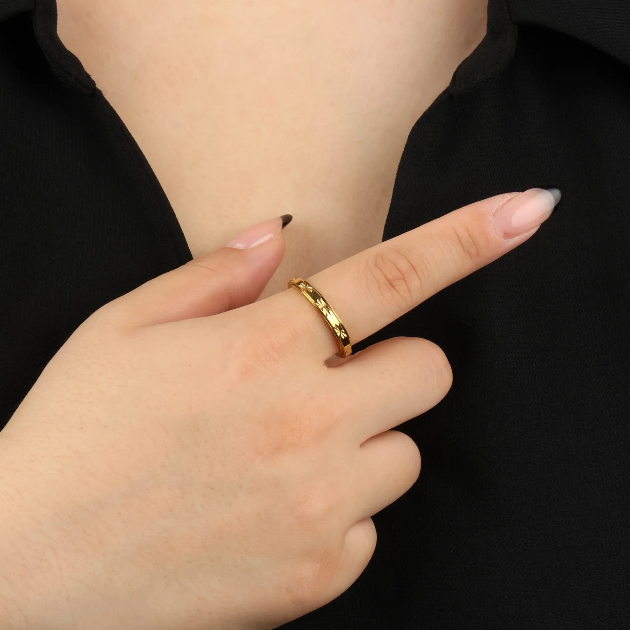 Gouden Lila stress ring gedragen aan hand met zwart shirt – Luminora