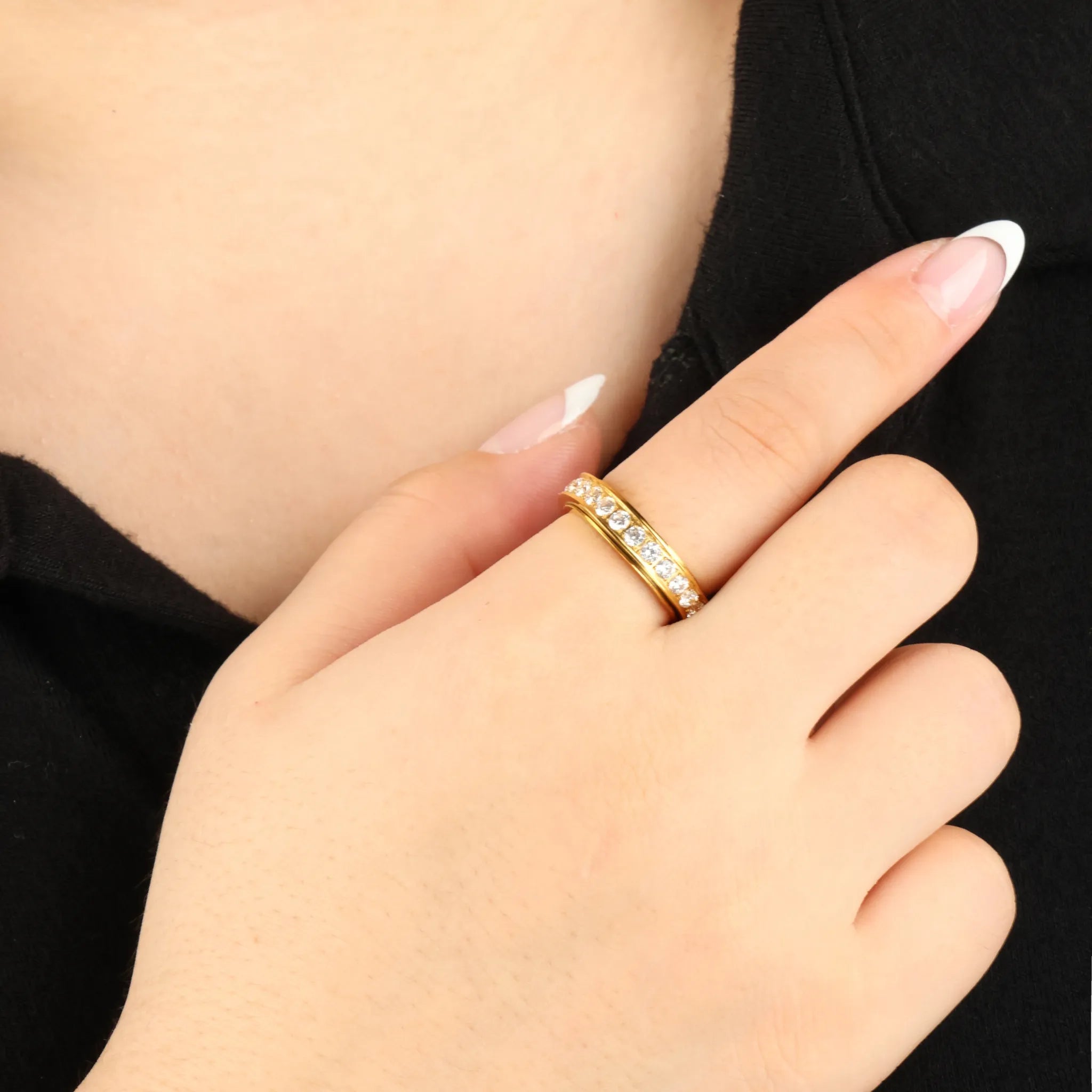 Gouden Liora anxiety ring met helderwitte kristallen in een glanzende afwerking – Luminora
