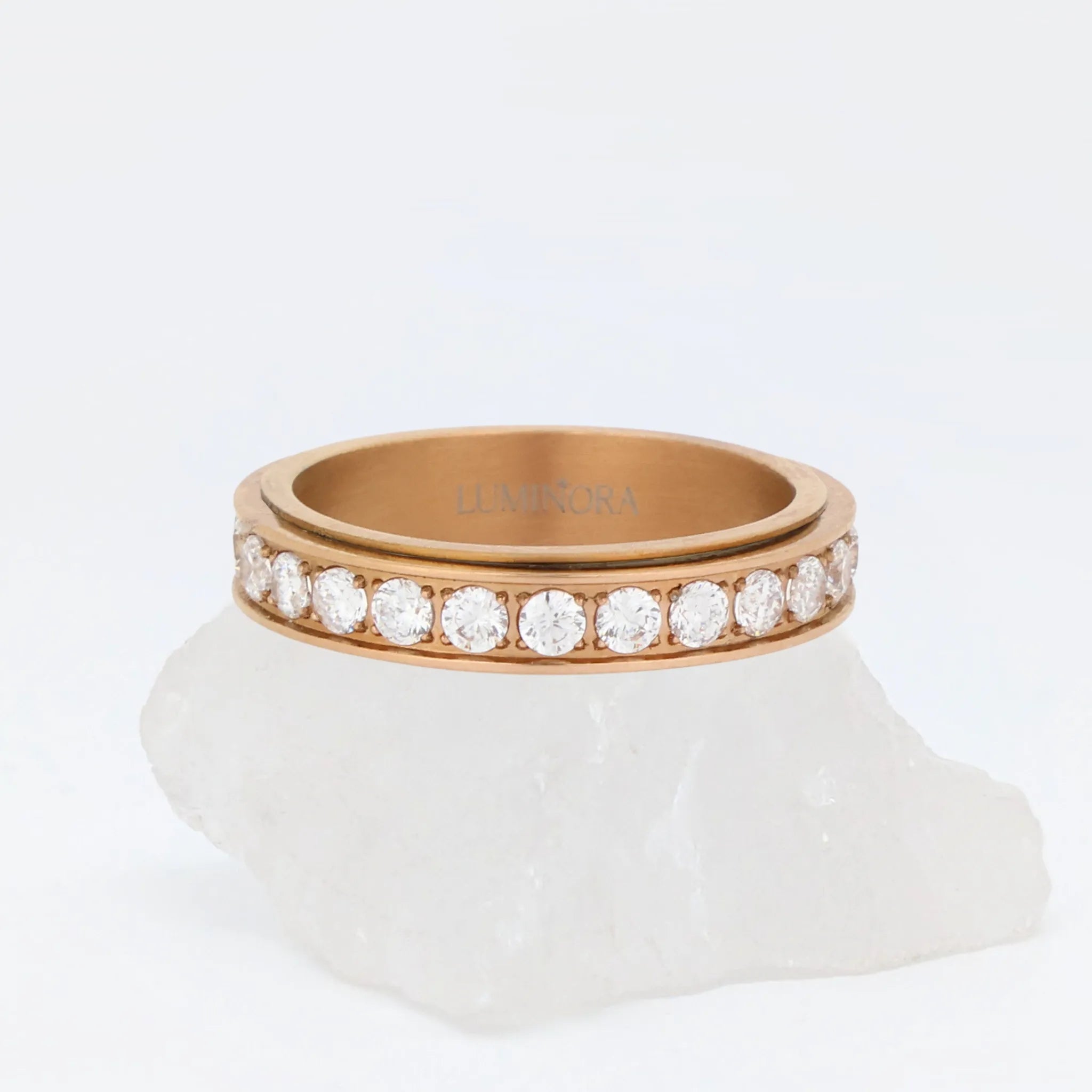 Roségouden Liora anxiety ring van edelstaal met sprankelende witte stenen in een ronde zetting – Luminora