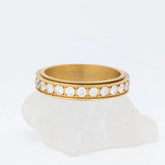 Gouden Liora fidget ring van edelstaal met ronde witte kristallen en glanzende afwerking – Luminora