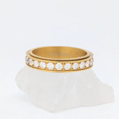 Gouden Liora fidget ring van edelstaal met ronde witte kristallen en glanzende afwerking – Luminora