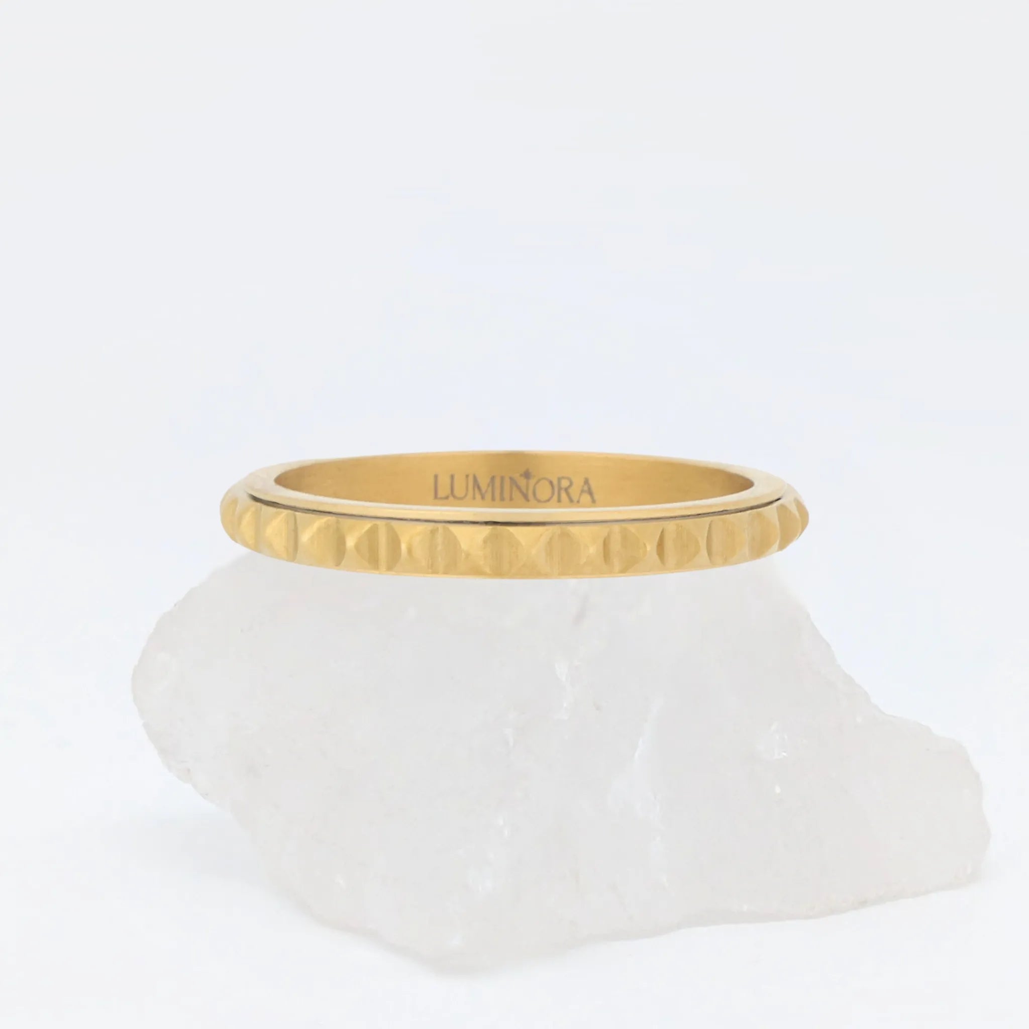 Gouden Lumen anxiety ring met verfijnd studpatroon voor stressverlichting – Luminora