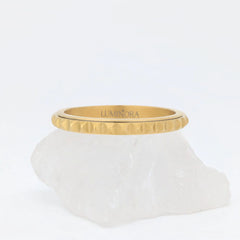 Gouden Lumen anxiety ring met verfijnd studpatroon voor stressverlichting – Luminora