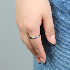 Zilveren Lumen anxiety ring met studpatroon gedragen op spijkerbroek – Luminora