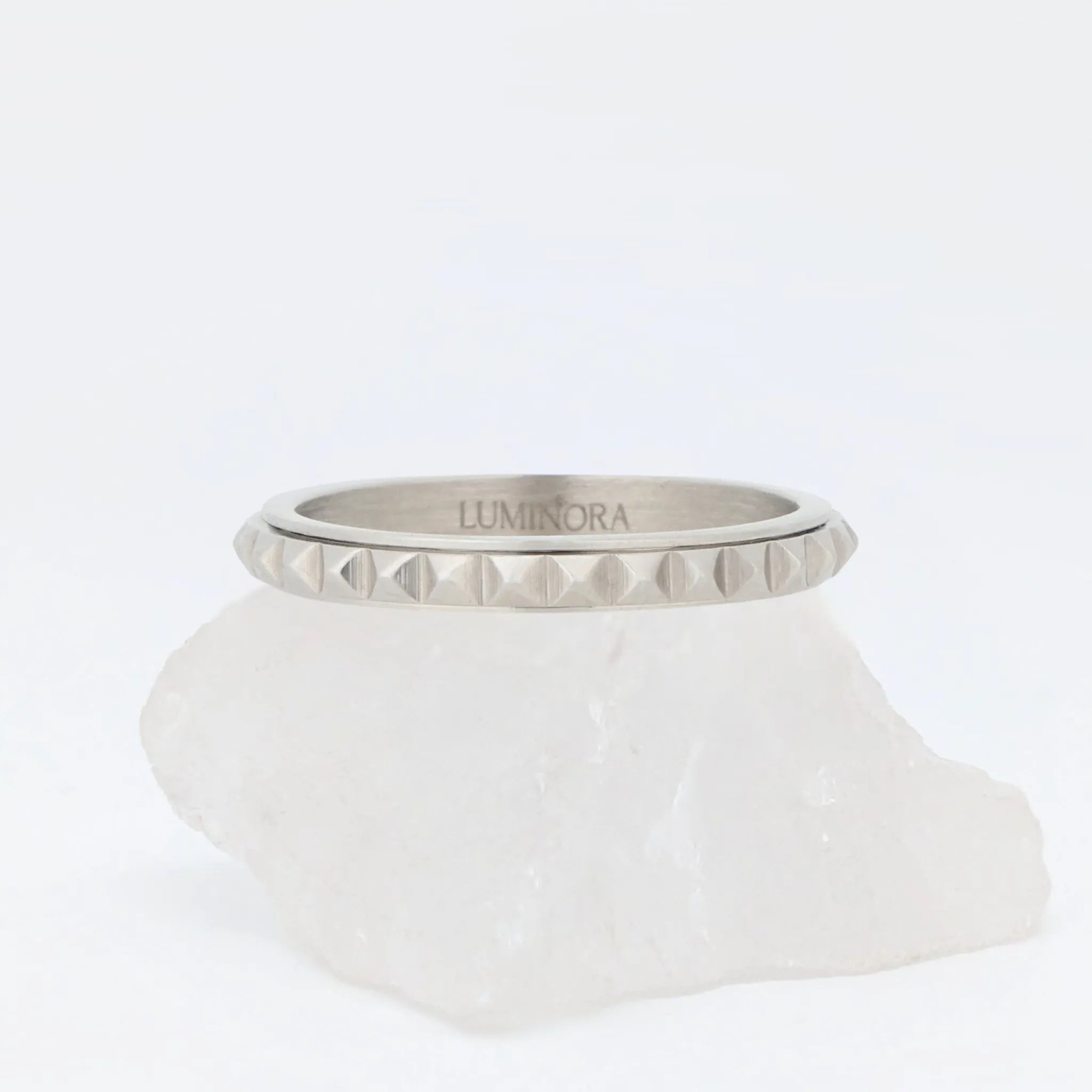 Zilveren Lumen fidget ring met subtiel studpatroon voor ontspanning en focus – Luminora